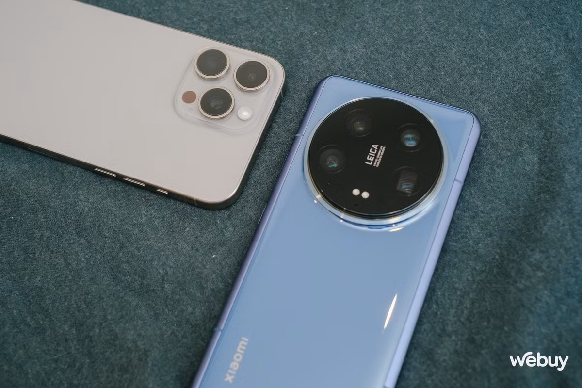 Cụm camera chính của Xiaomi 14 Ultra trông to nạc và hầm hố hơn hẳn iPhone 15 Pro Max. Cụ thể, Xiaomi 14 Ultra trang bị 3 camera chính: góc rộng 50MP, tele 3X 50MP và góc siêu rộng cũng 50MP, trong đó camera góc rộng sử dụng cảm biến 1 inch kích thước lớn hơn iPhone 15 Pro Max. Với iPhone 15 Pro Max, máy có camera góc rộng 48MP, góc siêu rộng 12MP và tele 5X 12MP. Về thông số, Xiaomi 14 Ultra vượt trội hơn hẳn so với iPhone 15 Pro Max, đây cũng là lý do khiến kích thước cụm camera trên Xiaomi 14 Ultra to hơn hẳn so với iPhone