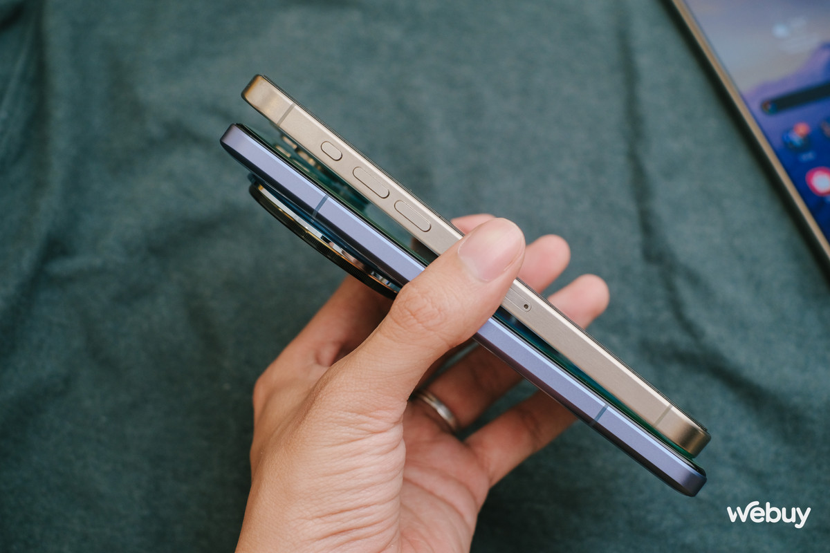 Trên thực tế, đối với người dùng bình thường, việc phân biệt giữa titanium và nhôm không đơn giản. Vật liệu Titan về cơ bản cho một trọng lượng thân máy nhẹ hơn (iPhone 15 Pro Max nhẹ hơn bản tiền nhiệm khoảng 10%), đồng thời gia tăng độ bền cho khung viền. Từ ảnh trên ta có thể thấy Xiaomi 14 Ultra có độ dày trông thì có vẻ mỏng hơn iPhone 15 Pro Max, nhưng nếu tính cả độ dày cụm camera thì là 9,2mm, dày hơn tương đối so với 8,3mm trên iPhone 15 Pro Max. Trọng lượng 2 máy lần lượt là 219 grams và 221 grams, khá tương đồng nhau