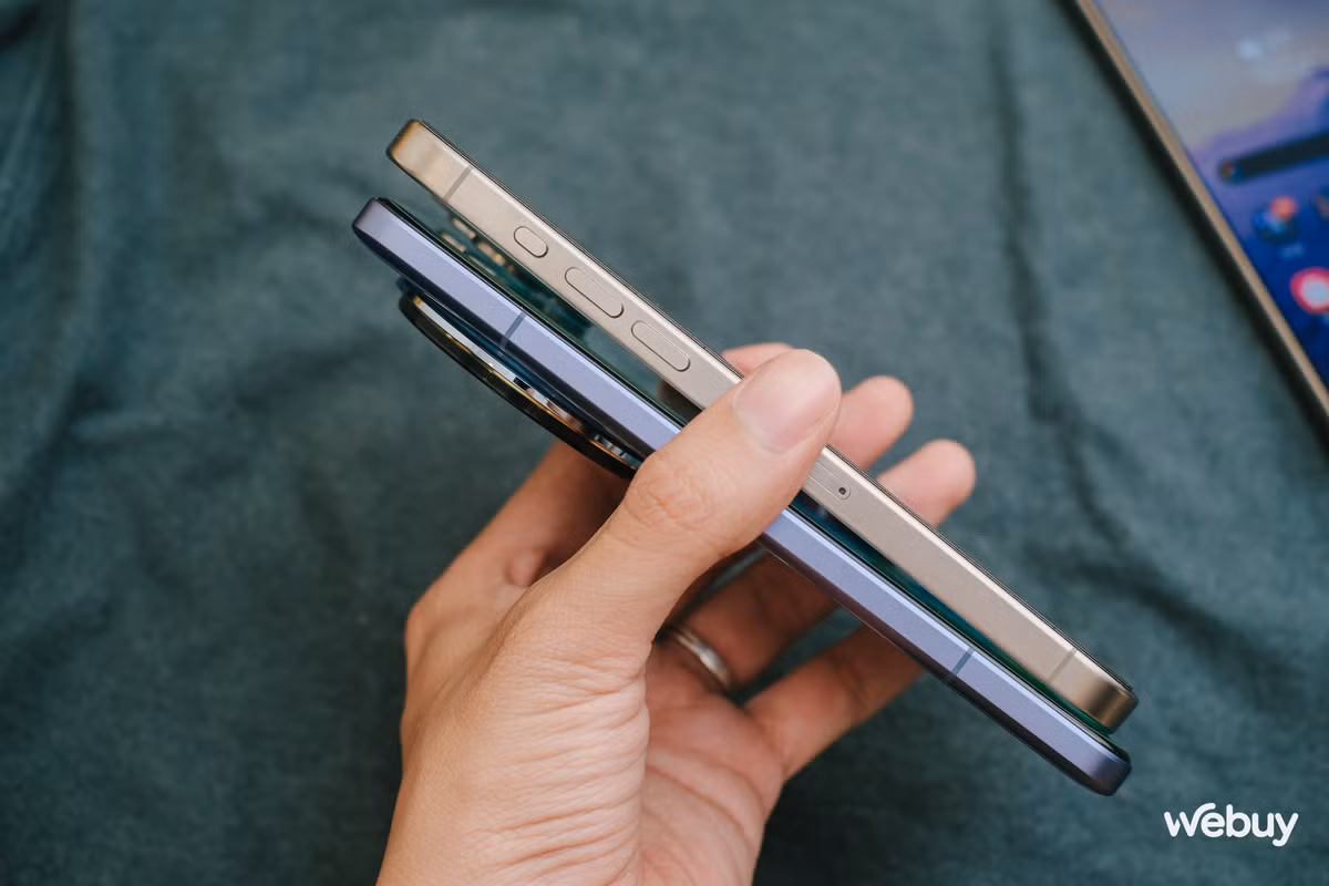 Trên thực tế, đối với người dùng bình thường, việc phân biệt giữa titanium và nhôm không đơn giản. Vật liệu Titan về cơ bản cho một trọng lượng thân máy nhẹ hơn (iPhone 15 Pro Max nhẹ hơn bản tiền nhiệm khoảng 10%), đồng thời gia tăng độ bền cho khung viền. Từ ảnh trên ta có thể thấy Xiaomi 14 Ultra có độ dày trông thì có vẻ mỏng hơn iPhone 15 Pro Max, nhưng nếu tính cả độ dày cụm camera thì là 9,2mm, dày hơn tương đối so với 8,3mm trên iPhone 15 Pro Max. Trọng lượng 2 máy lần lượt là 219 grams và 221 grams, khá tương đồng nhau