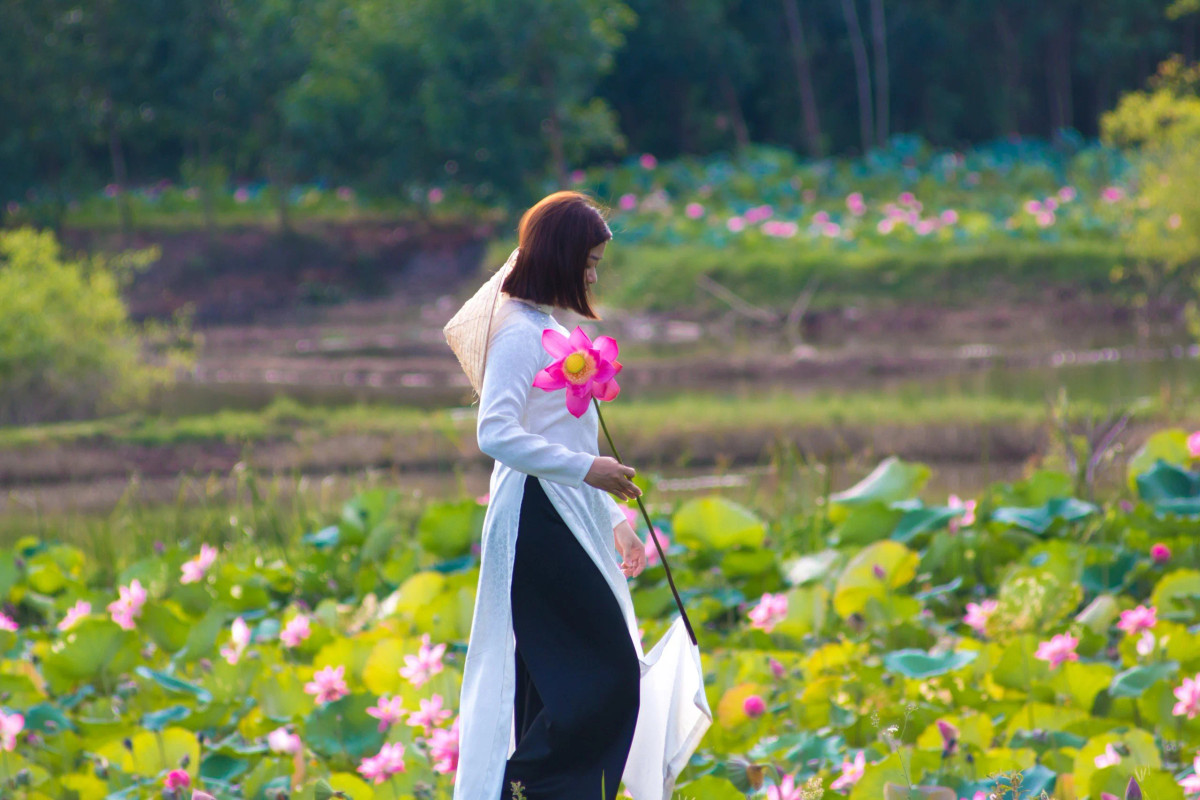 Ngoài chức năng phát triển sản phẩm kinh tế từ sen, những năm gần đây khu vực này đã dần trở thành một điểm "check-in" không thể bỏ qua với khách du lịch từ các địa phương lân cận.