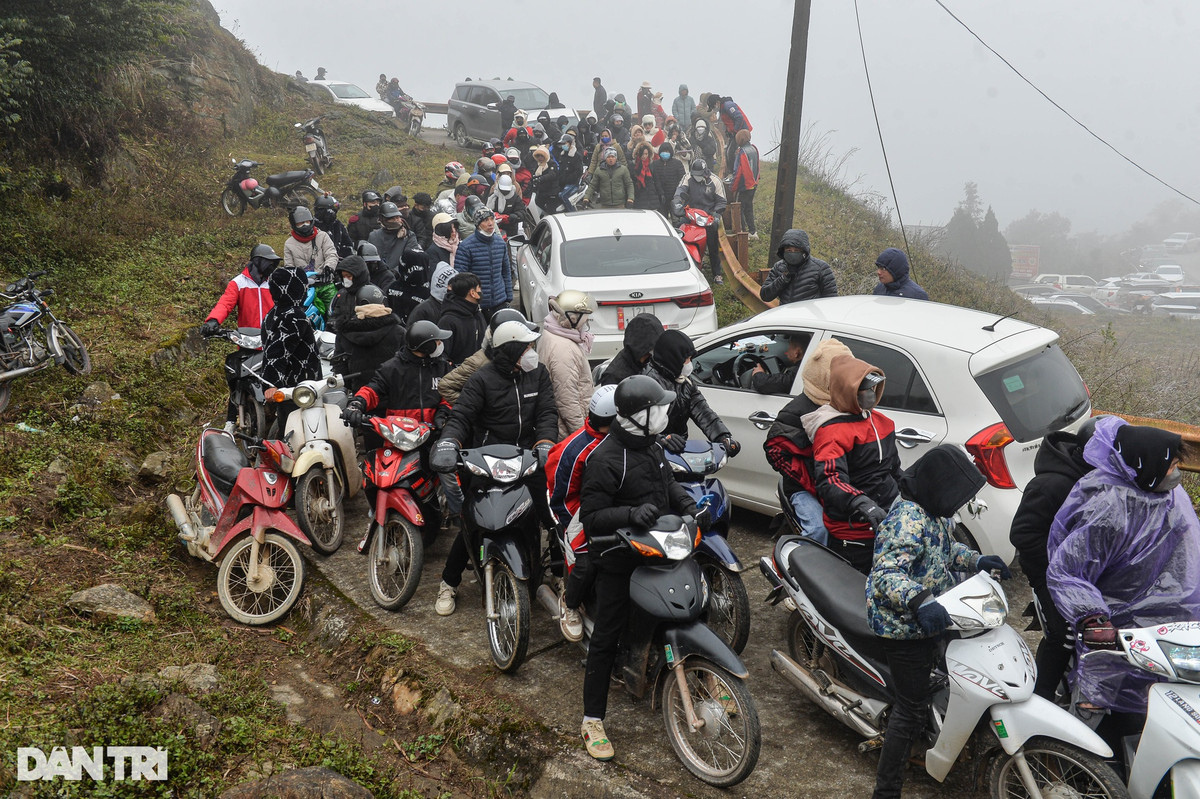 Anh Minh Đức (36 tuổi, trú quận Cầu Giấy, Hà Nội) cho biết, 10h sáng nay đoàn của anh gồm 11 người thuê ô tô loại 16 chỗ từ Hà Nội lên đỉnh Mẫu Sơn để săn băng tuyết. Song đến 15h chiều, đoàn của anh Đức vẫn chưa đến được Mẫu Sơn do tắc đường. Một số người trong đoàn xuống xe đi bộ.