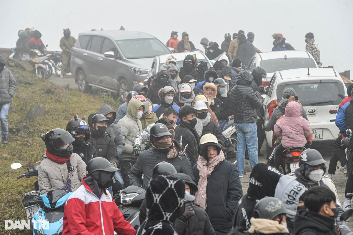 Một số đoạn đường dẫn lên đỉnh Mẫu Sơn ùn tắc cục bộ, chật kín người và phương tiện.