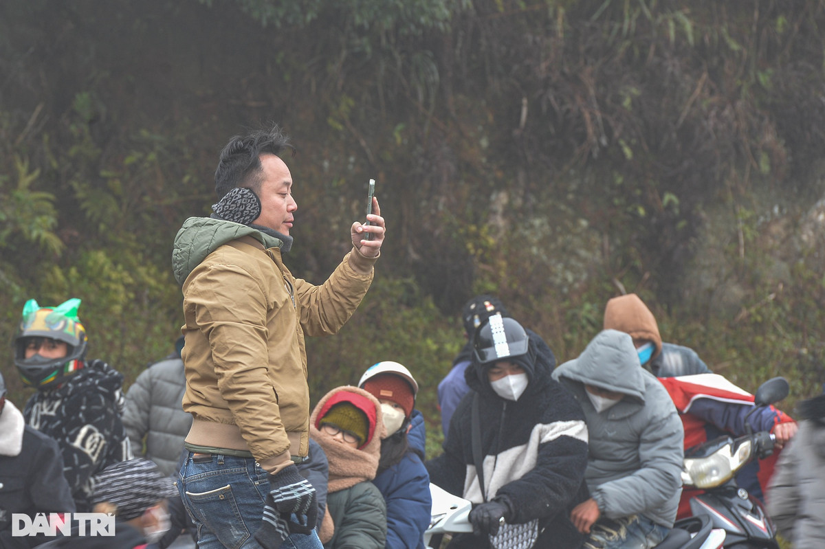 Một số tài xế ra khỏi ô tô quay video lại cảnh tắc đường.