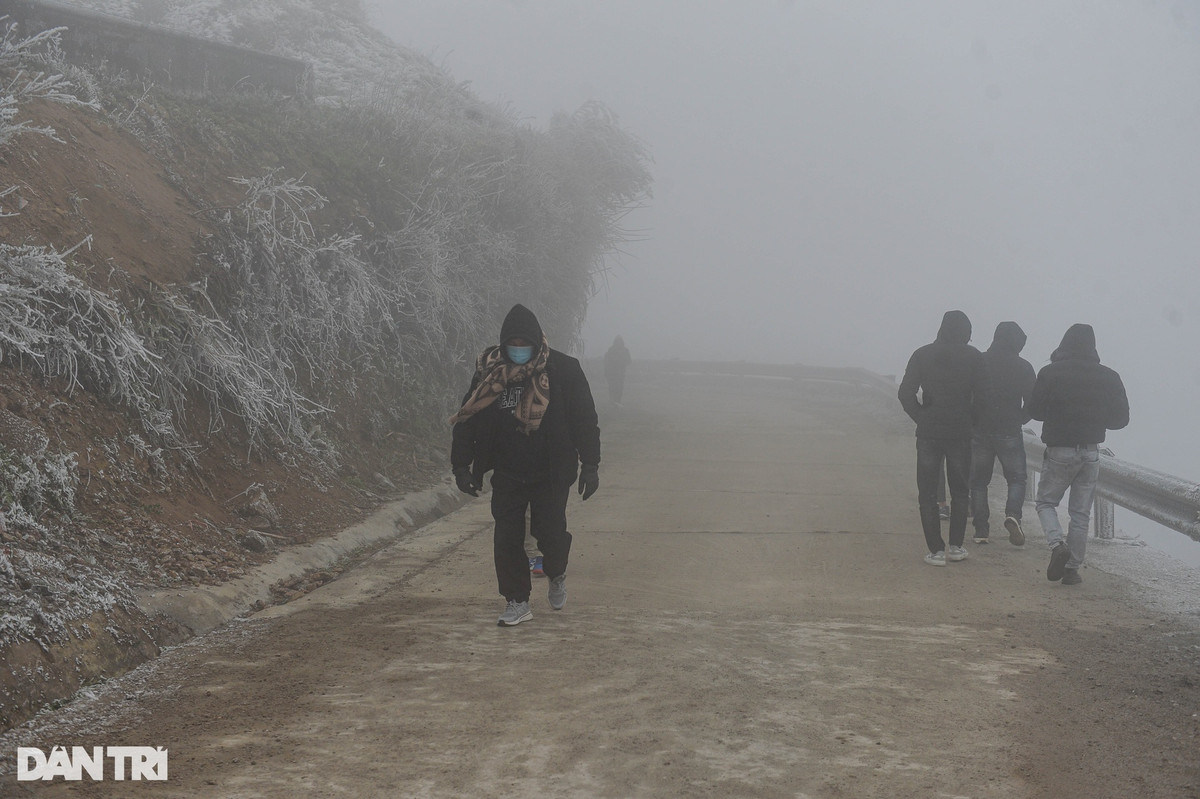 Mặc dù gần 16h chiều nhưng dòng người kéo về đỉnh Mẫu Sơn vẫn tăng lên. Ông Hoàng Quốc Huy, Trạm trưởng Trạm Khí tượng Mẫu Sơn (Lạng Sơn), cho biết hiện tượng băng giá trên đỉnh Mẫu Sơn sẽ còn kéo dài trong vài ngày tới.