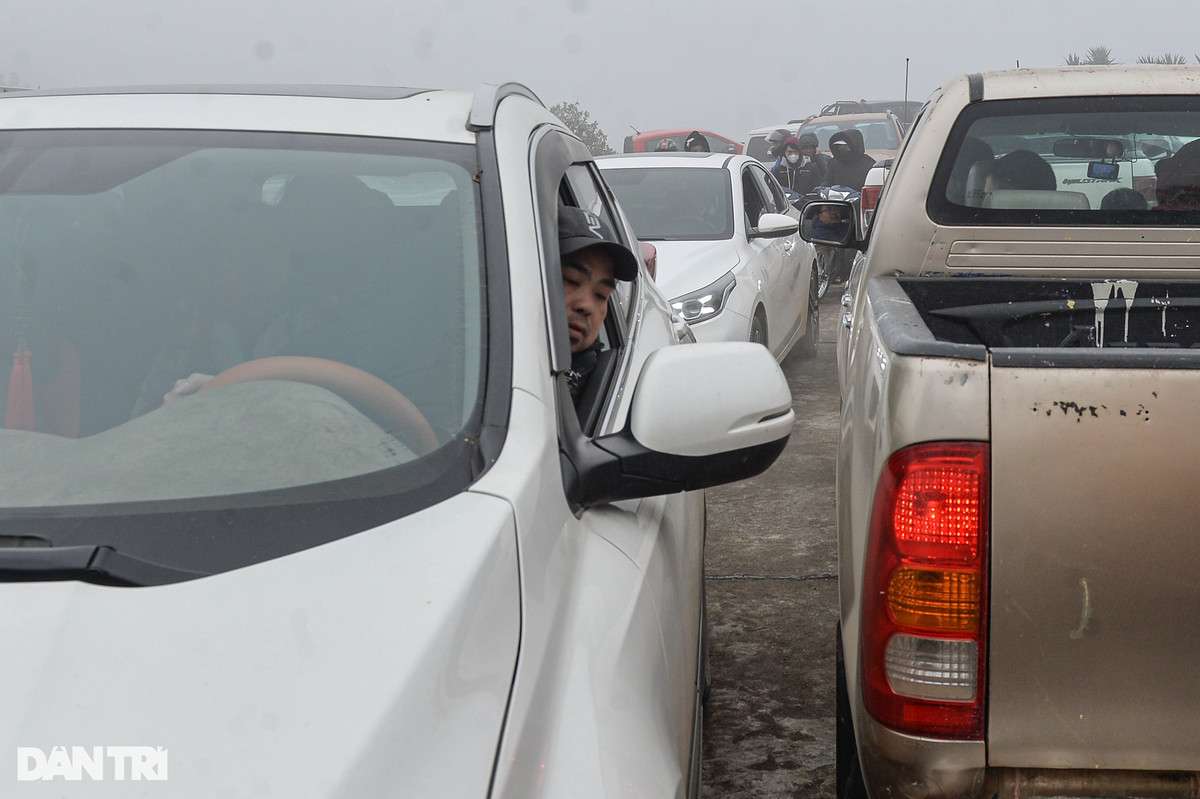 Đường lên đỉnh Mẫu Sơn nhiều đoạn hẹp khiến cho việc ùn tắc ngày càng nghiêm trọng.