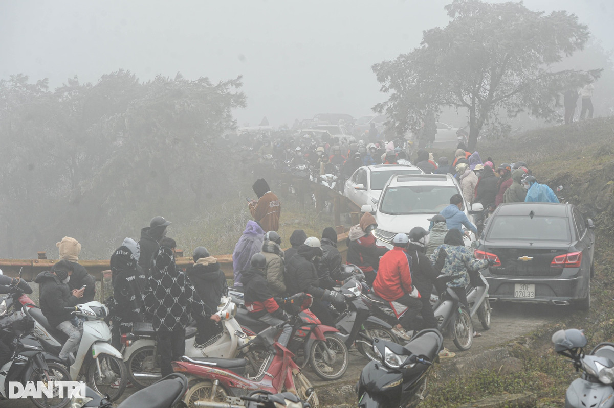 Mặc dù chỉ còn cách đỉnh Mẫu Sơn gần 2km nhưng nhiều người, phương tiện dậm chân tại chỗ, không thể lên tới đỉnh.