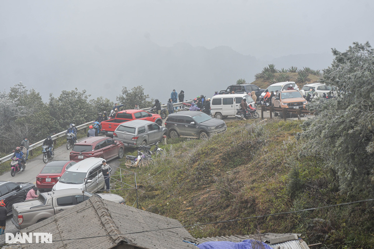 Ô tô, xe máy nhích từng mét để lên đỉnh Mẫu Sơn.