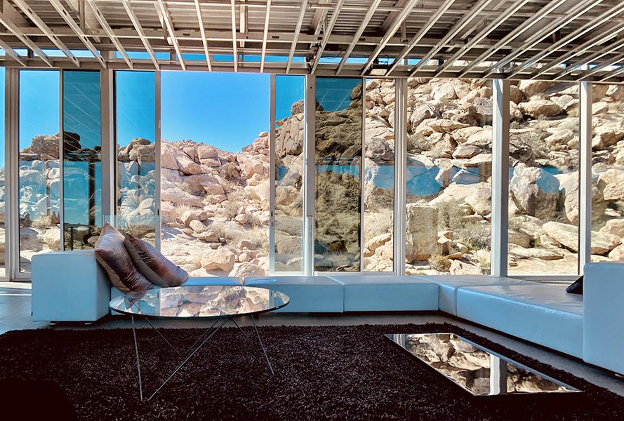 Các cửa sổ lớn từ trần đến sàn giúp tạo cảm giác không có ranh giới giữa bên trong và bên ngoài.