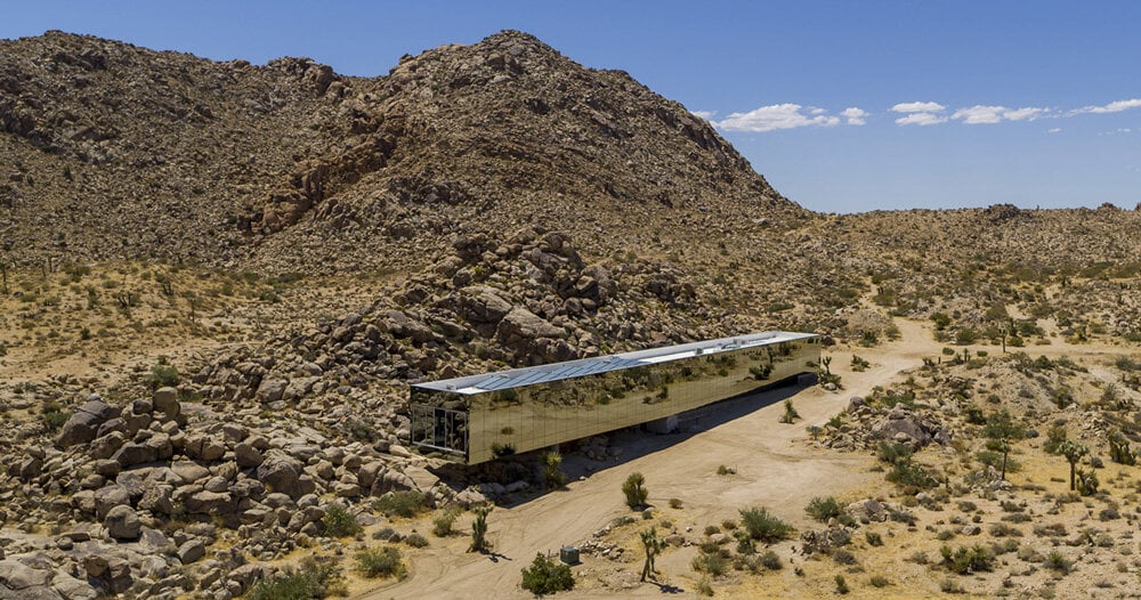 Ngôi nhà lấy cảm hứng từ phim khoa học viễn tưởng 2001 "A Space Odyssey" và có một kiến trúc hình hộp chữ nhật rộng hơn 510 m2.