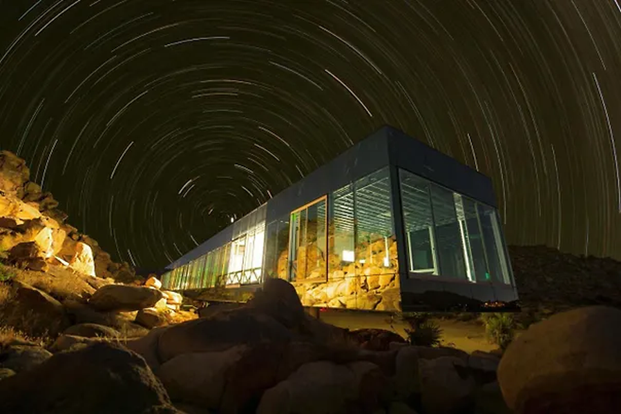 "Ngôi nhà vô hình", đã được niêm yết với giá 18 triệu USD (gần 439 tỷ đồng) và đã tạo ra doanh thu lớn từ việc cho thuê và thu hút nhiều sự chú ý từ những người mua tiềm năng.