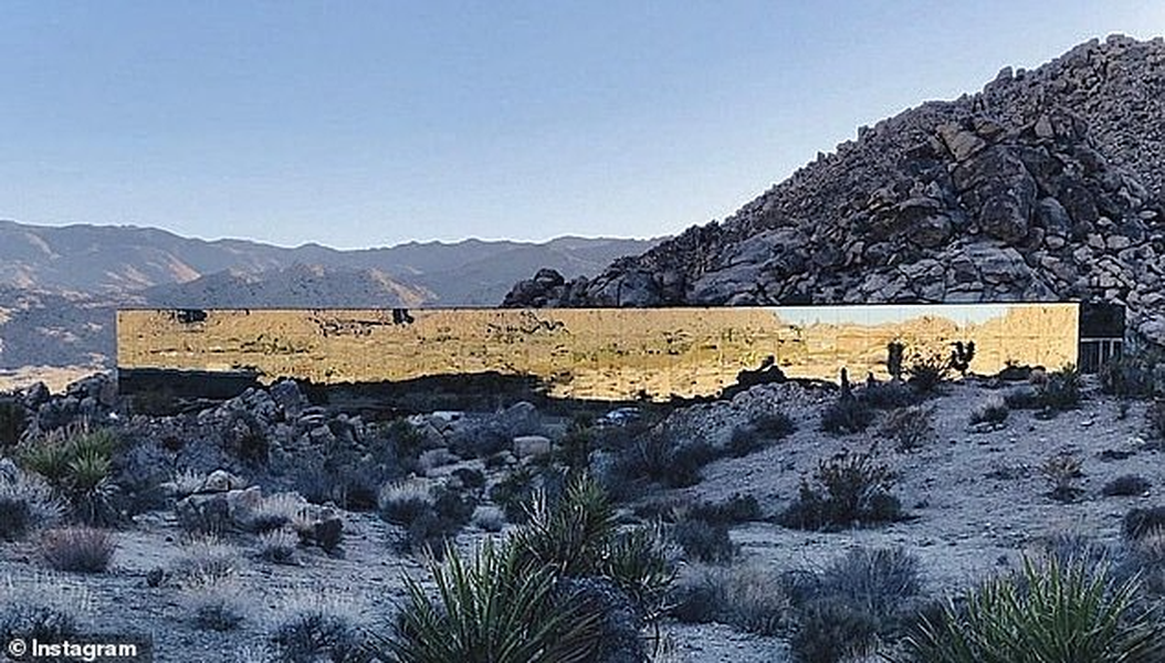 Ngôi nhà sử dụng lớp kính Solarcool phản xạ nhiệt, giúp duy trì nhiệt độ ôn hòa bên trong và bảo vệ khỏi tia UV có hại.