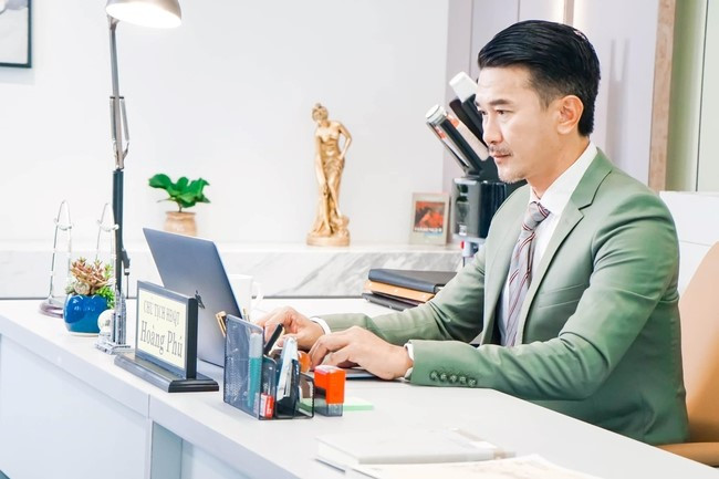 “Nguoi dung ngoai showbiz”, nam dien vien U50 chua vo van phong do-Hinh-3