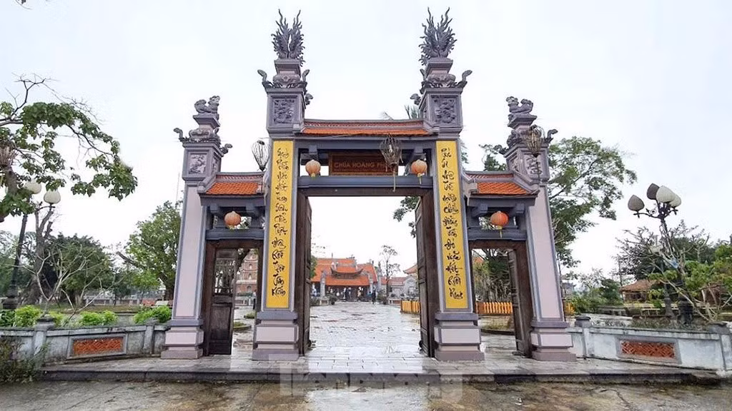 Chùa Hoằng Phúc nằm trên một vùng đất cao ráo, rộng gần 10.000 m2 và nằm ở phía hữu ngạn của dòng sông Kiến Giang thơ mộng.