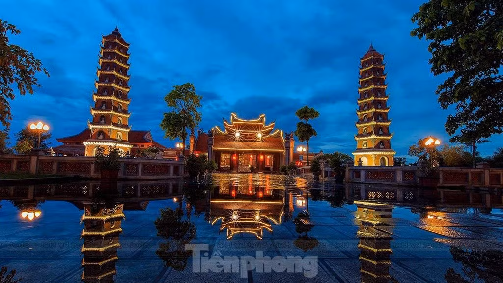 Chùa Hoằng Phúc lung linh huyền ảo về đêm.