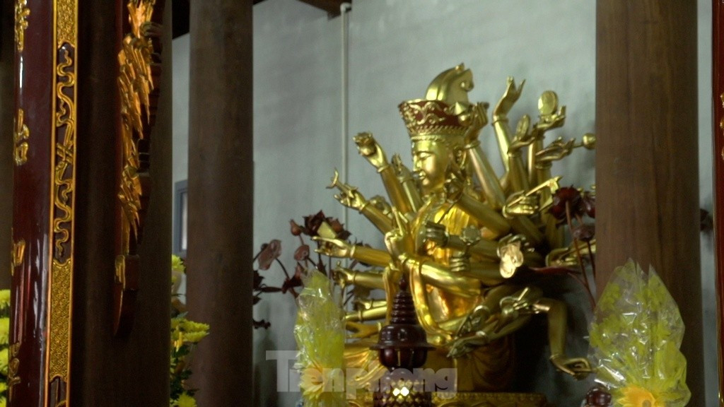 Trong hơn một thế kỷ chùa Hoằng Phúc đã rơi vào lãng quên, nhưng những hiện vật của chùa vẫn được người dân lưu giữ như mõ, quả chuông lớn bằng đồng nặng 80 kg cao 1.1 m, đường kính 0,5 m bên trên chạm khắc hai con rồng ngậm ngọc trong miệng ngậm cùng rất nhiều những hoa văn tinh xảo, tượng Phật, lư hương, đế nến, bình hoa, tòa tháp sen.