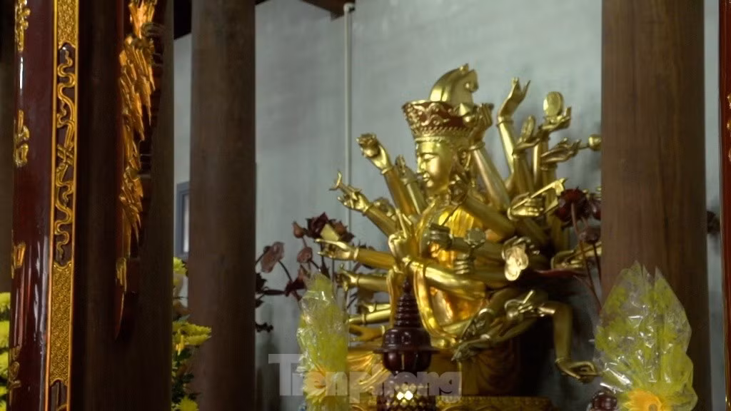 Trong hơn một thế kỷ chùa Hoằng Phúc đã rơi vào lãng quên, nhưng những hiện vật của chùa vẫn được người dân lưu giữ như mõ, quả chuông lớn bằng đồng nặng 80 kg cao 1.1 m, đường kính 0,5 m bên trên chạm khắc hai con rồng ngậm ngọc trong miệng ngậm cùng rất nhiều những hoa văn tinh xảo, tượng Phật, lư hương, đế nến, bình hoa, tòa tháp sen.