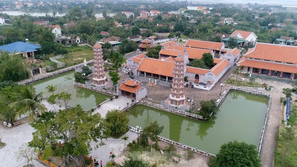  Chùa Hoằng Phúc trước kia thường được biết đến với cái tên chùa Trạm hoặc chùa Kính Thiên. Chùa tọa lạc tại thôn Thuận Thạch, xã Mỹ Thủy (huyện Lệ Thủy, tỉnh Quảng Bình). Khá gần với nhà cũ và Mộ Đại tướng Võ Nguyên Giáp.