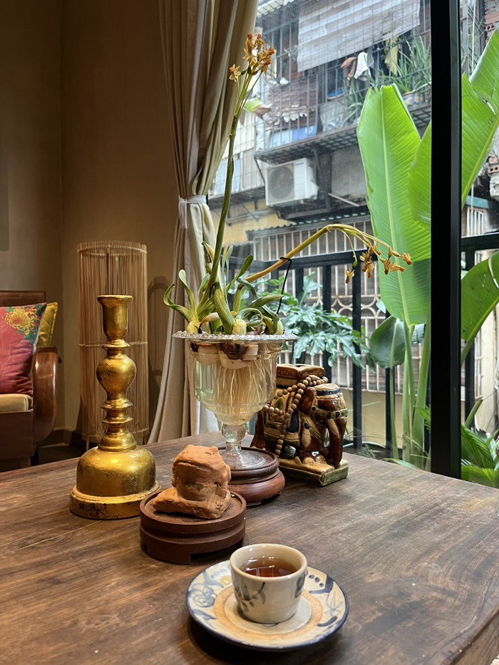 br/> “Hàng xóm thường nghĩ nhà tôi là homestay để cho thuê. Mỗi ngày, khi về đến nhà được sống trong không gian tĩnh tại, bên các đồ vật mộc mạc và đơn giản, như giúp mình được tái tạo nguồn năng lượng sống” - chị Nguyễn Tuyết Lan (Đống Đa, Hà Nội) – người đã lựa chọn kiến trúc “nhà quê” chia sẻ.