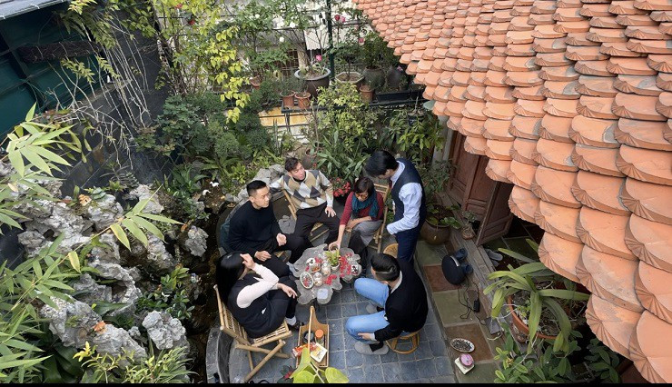 Góc sân thượng là nơi lý tưởng để gia chủ cùng bàn bè tụ họp mỗi dịp cuối tuần. Đúc rút từ kinh nghiệm trong nghề, anh Huy cho rằng, đối với mỗi người sự lựa chọn rất quan trọng. Tất nhiên, “điều quan trọng nhất, bạn đã sẵn sàng thay đổi hay chưa, bạn có chấp nhận những cái mới đó hay không? Nó có phù hợp và mang lại giá trị đích thực cho bạn hay không?... thì khi đó sẽ là phù hợp nhất” – anh Huy lưu ý thêm.