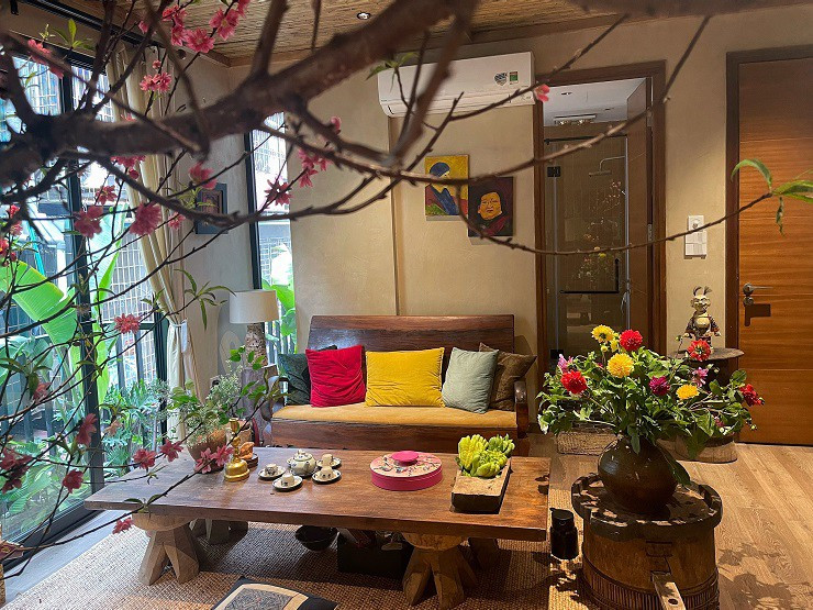 br/> Giữa đô thị ồn ào, căn nhà 5 tầng nằm trong ngõ An Trạch, quận Đống Đa (Hà Nội) được gia chủ lựa chọn kiến trúc hoàn toàn độc đáo, sắc màu và hơi thở đậm chất “làng quê”. Ngôi nhà 5 tầng có diện tích 60m2. Trước khi cải tạo, mỗi tầng có 2 phòng ngủ, 1 vệ sinh. Sau cải tạo, mỗi tầng được thiết kế thông phòng, gia chủ tận dụng các mặt thoáng để mở cửa tận dụng ánh sáng tự nhiên. Trước mỗi ô cửa cũng được chủ nhà trồng các chậu cây xanh mát.