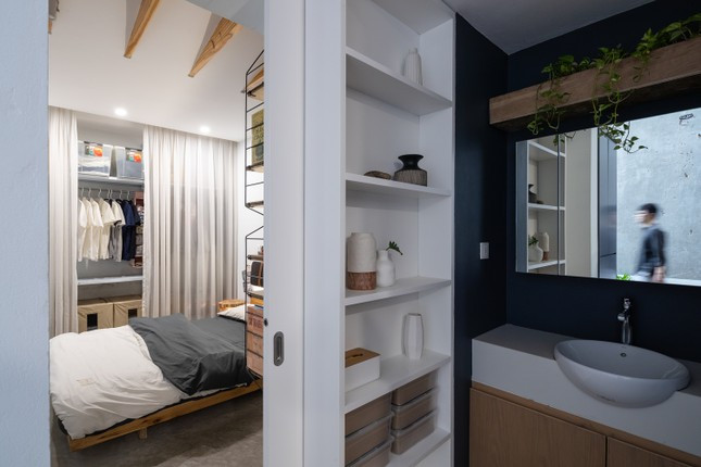 Do diện tích khá nhỏ nên các khu vực được bố trí gần nhau, sử dụng nội thất đơn giản, tiết kiệm mọi không gian có thể sử dụng.