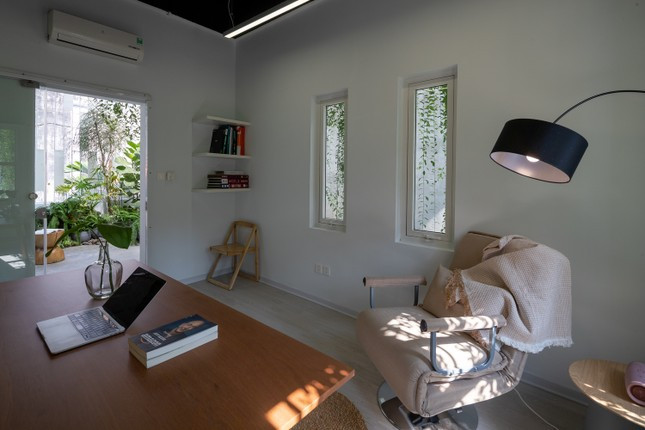 Di chuyển lên lầu 1 là phòng làm việc, khu giặt giũ và một khoảng sân áp mái nhiều cây xanh.