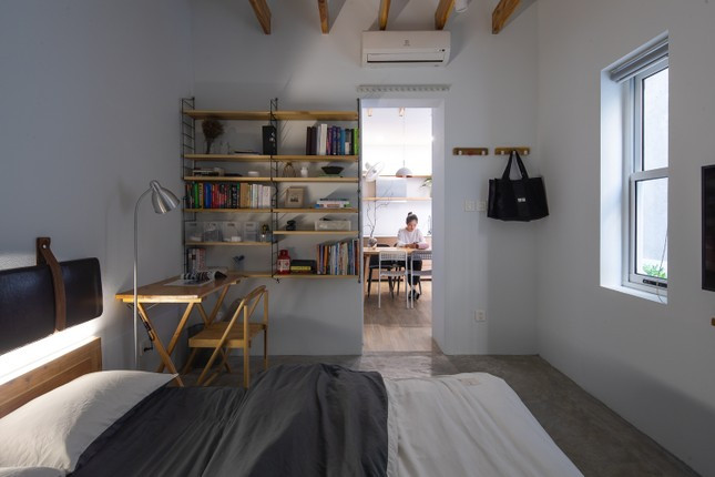 Về bố trí công năng, tầng trệt được phân chia thành một phòng ngủ, khu vệ sinh và phòng bếp.