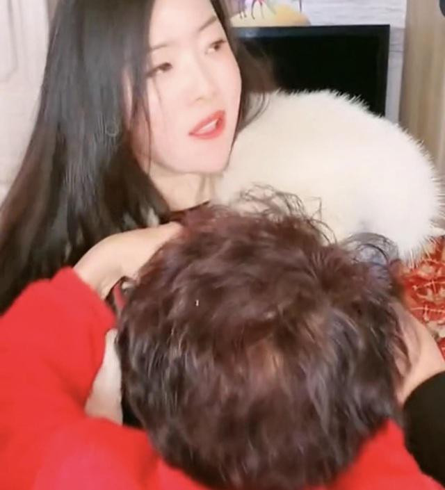 Phu dau giau do vao nguc, bat chu re lay ra moi cho don dau