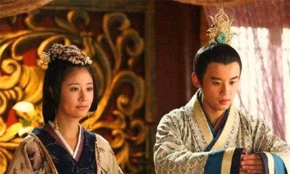 Nho thai giam viet sai mot chu, cung nu nay tro thanh Hoang hau-Hinh-5