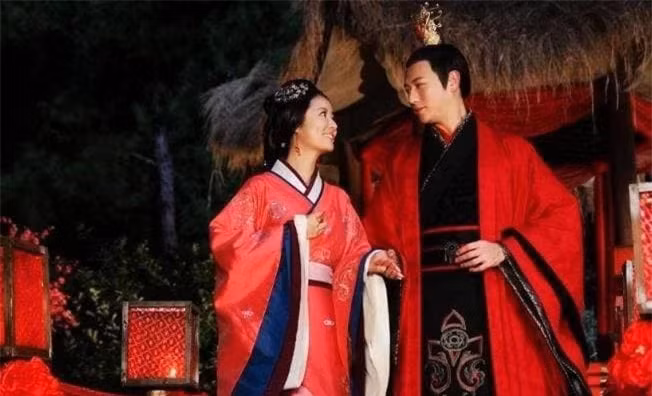 Nho thai giam viet sai mot chu, cung nu nay tro thanh Hoang hau-Hinh-4