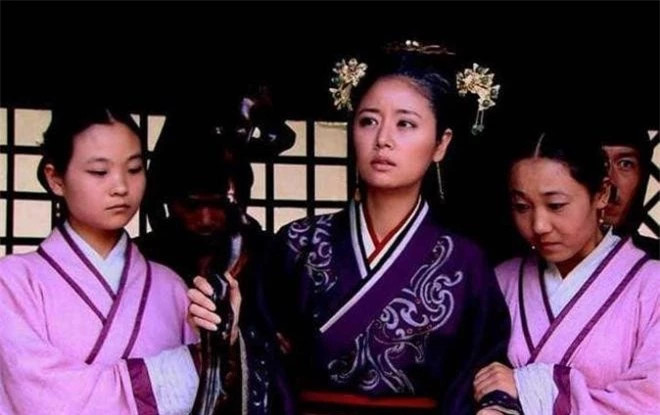 Nho thai giam viet sai mot chu, cung nu nay tro thanh Hoang hau