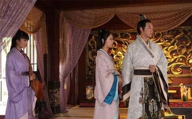 Nho thai giam viet sai mot chu, cung nu nay tro thanh Hoang hau-Hinh-2