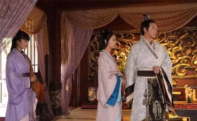 Nho thai giam viet sai mot chu, cung nu nay tro thanh Hoang hau-Hinh-2