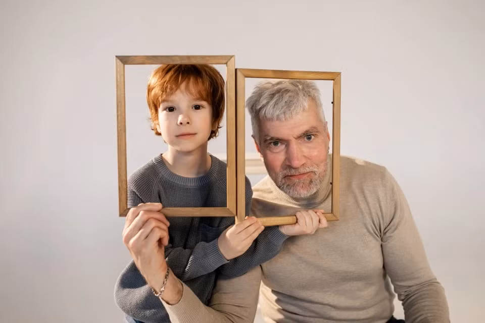 3. "Con hãy nhanh lên": Con bạn lề mề với bữa sáng, khăng khăng tự buộc dây giày dù chưa thành thạo hoặc có nguy cơ trễ học. Nhưng việc phụ huynh quát tháo "Nhanh lên" chỉ khiến con thêm căng thẳng, rối loạn, theo chuyên gia tâm lý Linda Acredolo. Thay vào đó, bạn có thể nói nhẹ nhàng hơn, ví dụ "Mình cùng nhanh nào". Điều này giúp con xây dựng tinh thần hợp tác, khiến con cảm thấy được đồng hành.