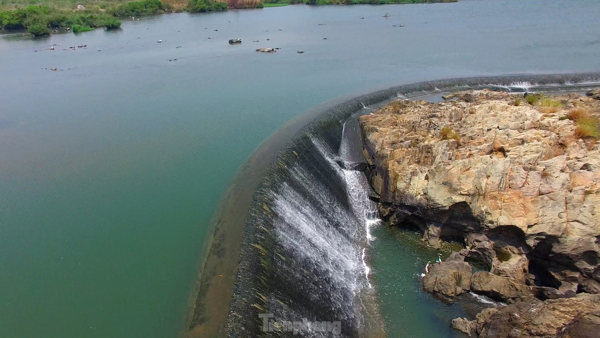 Đập Đồng Cam nối liền hai dãy núi cao Trù Các và Qui Hậu tạo nên thế sơn thủy hữu tình. Phía trên của đập là một hồ nước nhỏ chảy xuống làm thác, bọt trắng xóa phả vào những phiến đá.