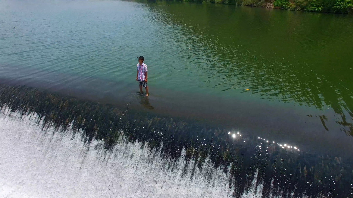 Đập Đồng Cam được xếp vào những địa danh còn nguyên sơ và hấp dẫn, thu hút đông đảo khách du lịch đến đây khám phá và trải nghiệm.