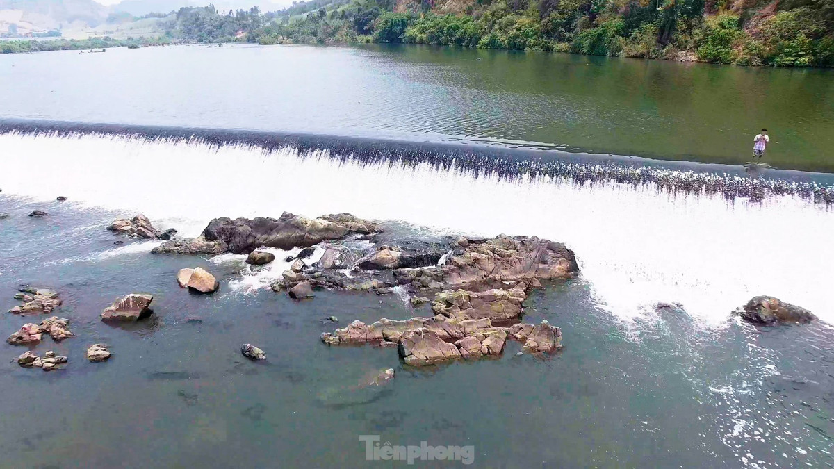 Con đập có hơn 2.500 các hạng mục lớn nhỏ và đang là công trình thủy lợi lớn nhất Phú Yên hiện nay. Đập dài 688 m, có hai kênh dẫn nước là kênh Chính Bắc và Chính Nam phục vụ cho tưới tiêu nông nghiệp tại khu vực Tuy Hòa.