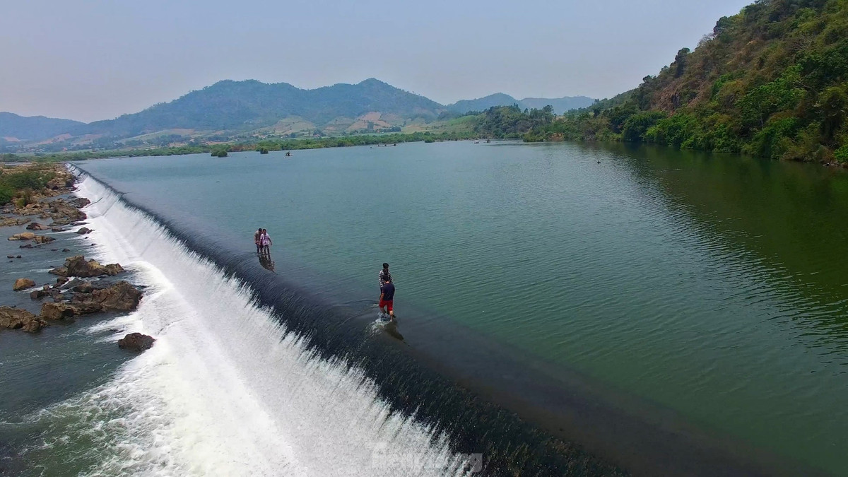 Những phiến đá có nhiều hình thù khác nhau, nhấp nhô lên trên dòng nước làm ta liên tưởng tới những “hòn đảo” thu nhỏ.