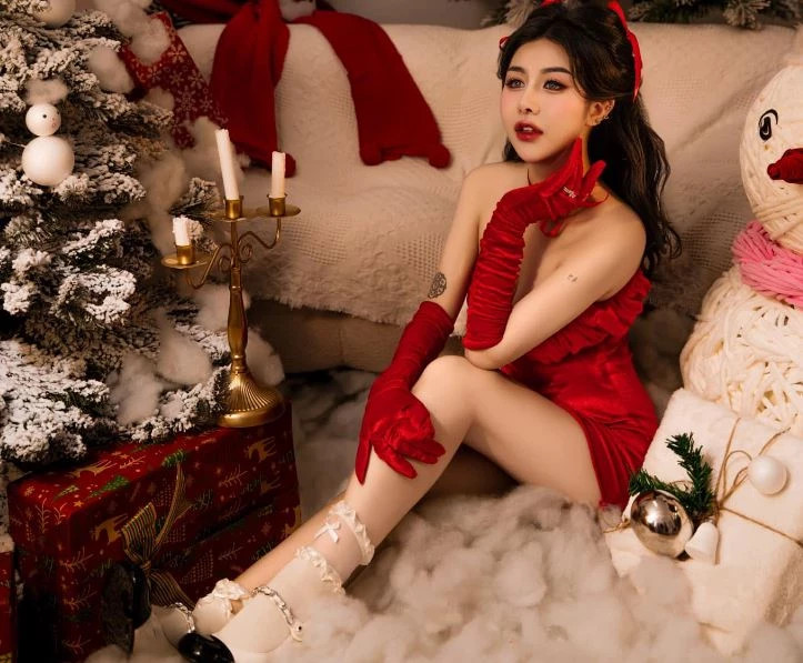  Hiện người đẹp 23 tuổi đang sinh sống và làm việc tại TP Hồ Chí Minh. Cô nàng đang là người mẫu ảnh khá đắt show.