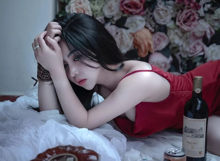 br/> Hot girl Hạnh Quyên có tên đầy đủ là Thái Trần Hạnh Quyên. Cô sinh năm 2001 tại Lâm Đồng. 