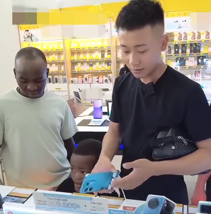 Bo con Loi Con duoc Quang Linh Vlogs tang mon qua dac biet-Hinh-3