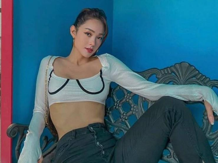 oặc kiểu áo chất thun lạnh, ôm sát vòng 1.