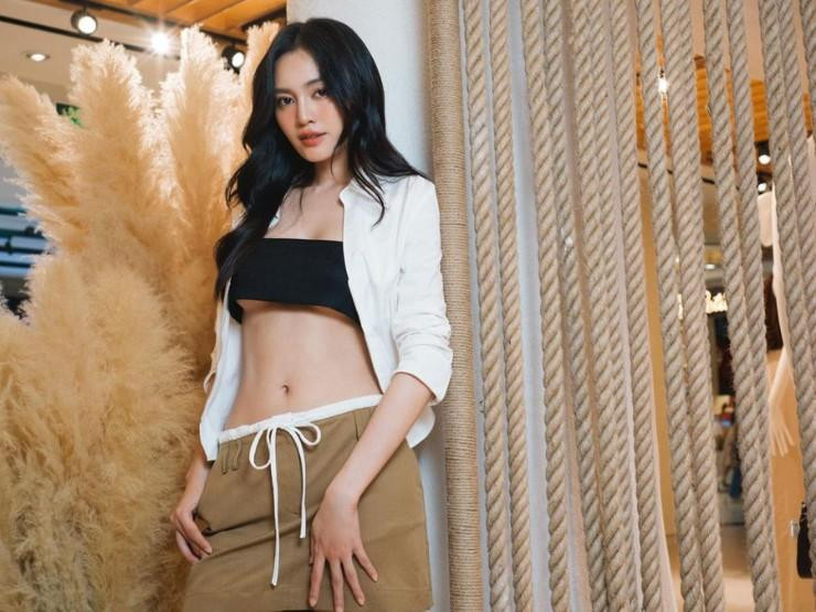 ữ diễn viên lăng xê xu hướng "underboob" với chiếc áo siêu croptop nhỏ xíu.