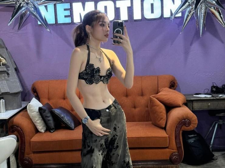 rên thực tế, những chiếc áo "em bé" đã ra đời từ rất sớm do Linda Meltzer thiết kế. Để có được chất liệu ưng ý, Linda Meltzer đã tìm đến một nhà sản xuất chuyên dệt vải 100% cotton từ Georgia. Đây cũng là loại vải được may riêng cho trẻ em.