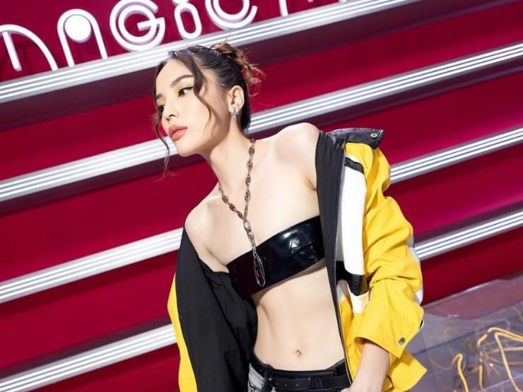 iểu dáng ngắn trên rốn giúp người mặc khoe trọn eo, hông nhanh chóng thu hút sự chú ý của phái đẹp. Baby tee được mô tả là kiểu áo linh hoạt, dễ mặc, dễ phối, gợi cảm vừa đủ mà lại vô cùng thoải mái, giúp người mặc có thể phô diễn đường cong.