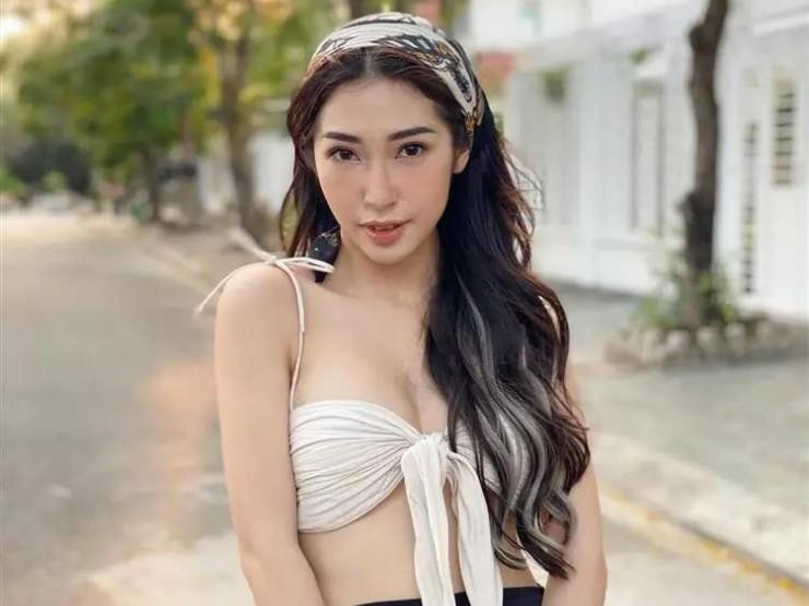 ột trong những item không thể thiếu của Y2K là những chiếc áo siêu ngắn, thậm chí ngắn hơn cả kiểu croptop thông thường, có tên gọi là "baby tee" với kích thước tí hon. Thân áo ôm sát, tay ngắn, hơi bó và chiều dài cực kỳ khiêm tốn.