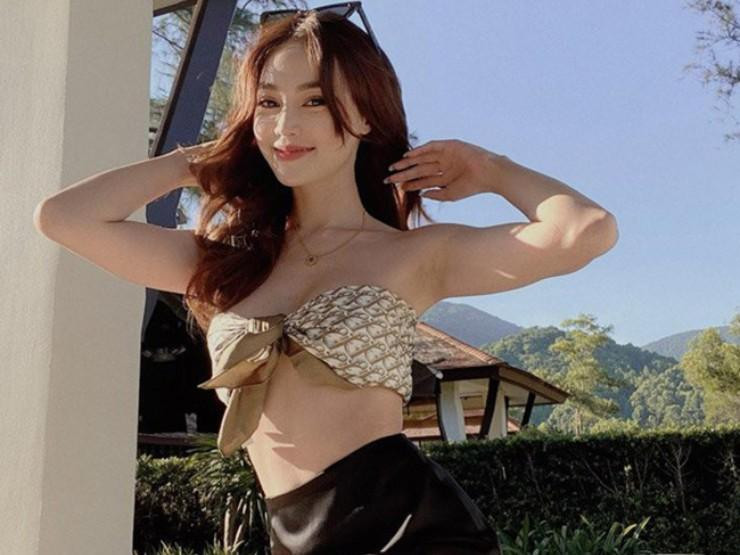 rước đó, cô nàng từng biến tấu khăn thành một kiểu áo có diện tích khiêm tốn không kém.