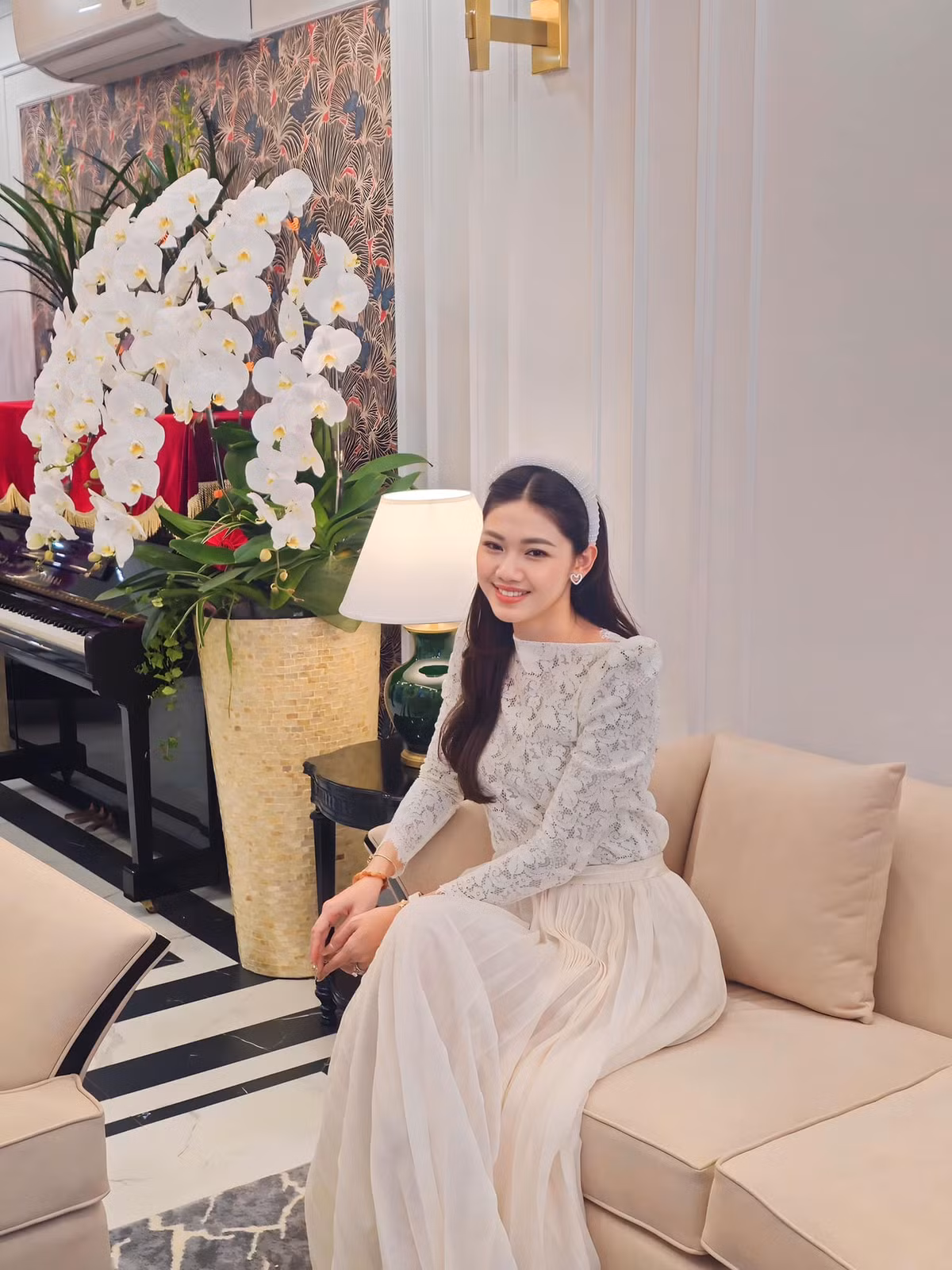 Á hậu Thanh Tú và chị gái Trà My cùng mặc áo dài trắng nền nã khi đi chúc Tết.