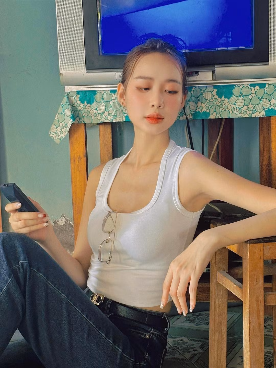 Hoa hậu Bảo Ngọc mặc áo ba lỗ cá tính, năng động trong ngày Tết.