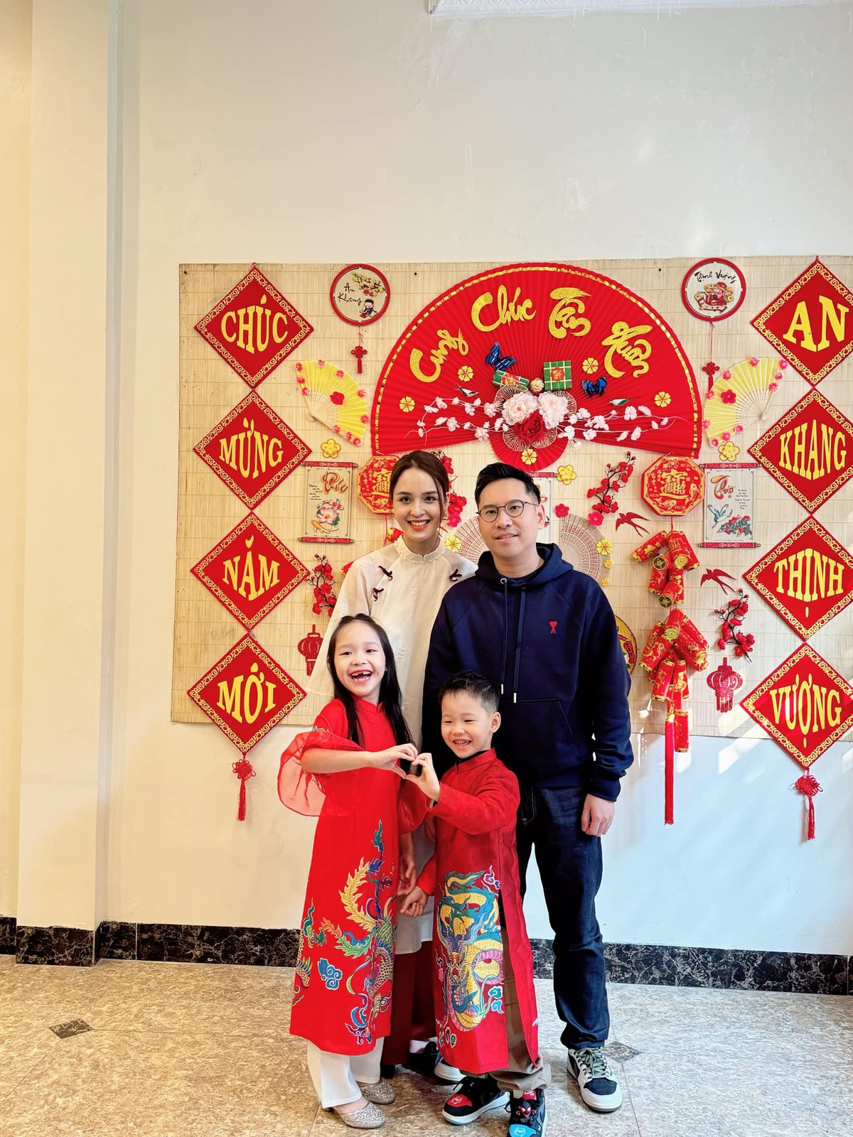 Á hậu Hoàng Anh và các con mặc áo dài khi đi chúc Tết ông bà.